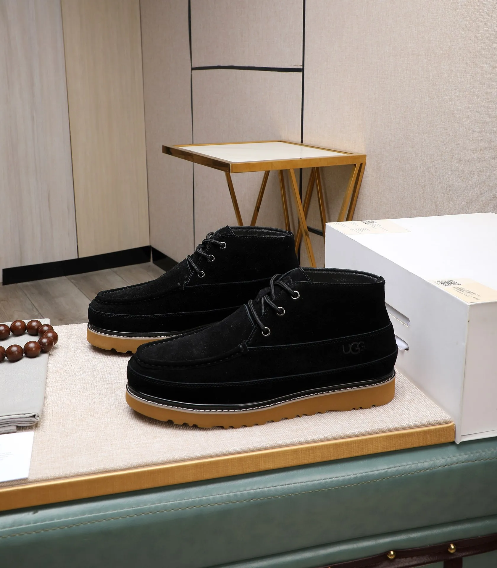 Men's shoes 💰600 (full genuine wool lining, 10% off for fake ones) Please note the quality of the original item and compare the thickness of the wool 🏮🏮 Popular UGG from Australia's warm luxury brand men's shoes, the official website is synchronized, Beckham men's style..., made of imported top-layer waxed cowhide, waxed toe cap, Australian real wool velvet lining Carefully sewn...Imported rubber Martin boots outsole (comfortable, soft, wear-resistant) The quality is really great...Exquisite workmanship, you can't put it down at first sight, size 38-44 (customized in 45)